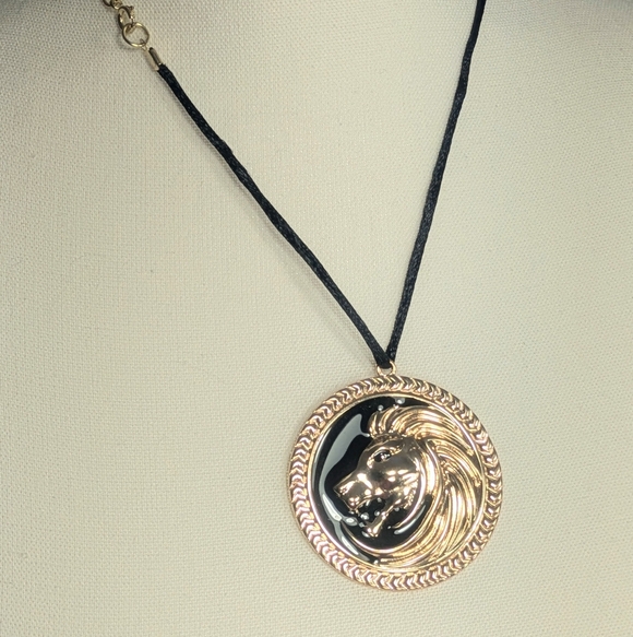 Elegant Gold and Black Lion Pendant Necklace - Picture 2 of 3